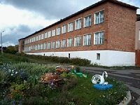 построено кирпичное здание школы.