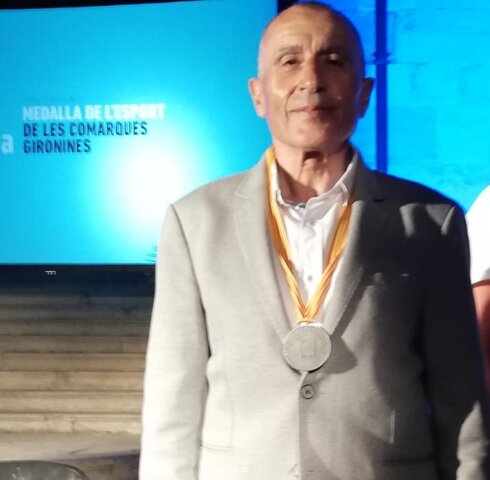 El meu avi guanya la medalla de l'esport.