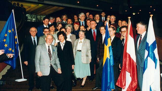 Austria and Finlandia join in the European Union. They have 15 members