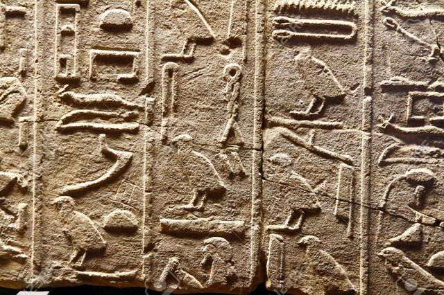 Aparece en Sumeria la escritura cuneiforme y en Egipto la jeroglífica.