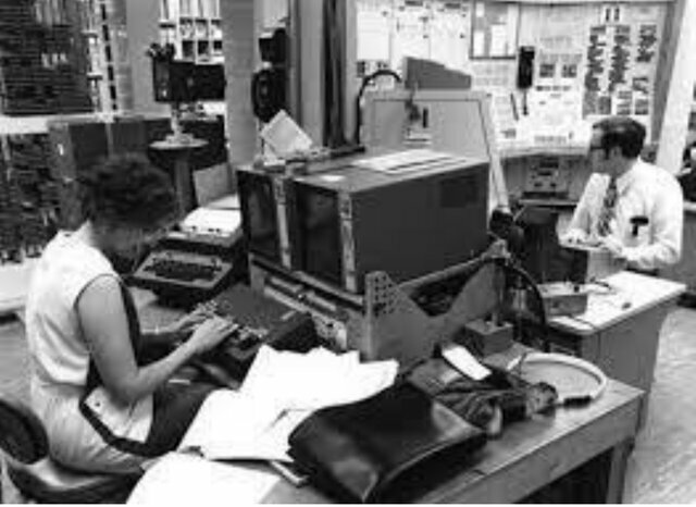 Inicio de investigaciones por parte de ARPA, una agencia del ministerio estadounidense de defensa, donde J. C. R. Licklider defiende exitosamente sus ideas relativas a una red global de computadoras.