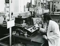 Creación de los NewsGroups (foros de discusión) por estudiantes estadounidenses.