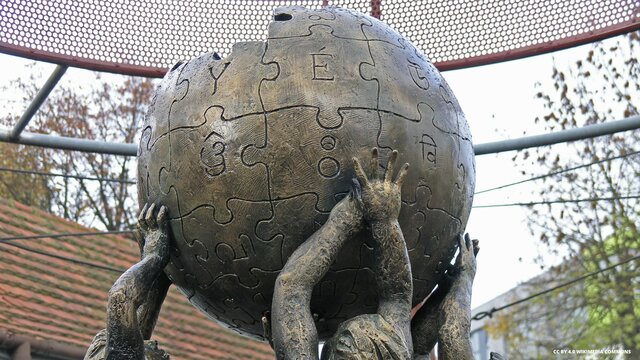 Explosión de la Burbuja.com. Nace la Wikipedia.