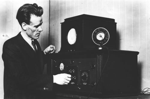 Se efectúan las primeras emisiones públicas de televisión.