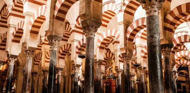 Abd al-Rahman III es proclama califa d'Al- Andalus (independència religiosa)