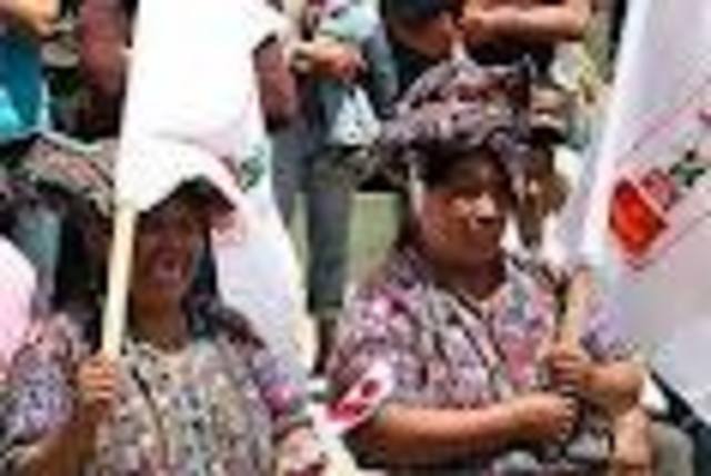 En este contexto se produjo también la radicalización de grupos de la izquierda guatemalteca, en la que convergieron ex funcionarios de los Gobiernos de Arévalo y Arbenz, miembros y líderes de los partidos políticos afectados por la contrarrevolución.