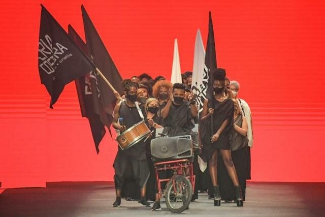 Costureros vulnerables exhiben sus diseños en la Fashion Week de Sao Paulo