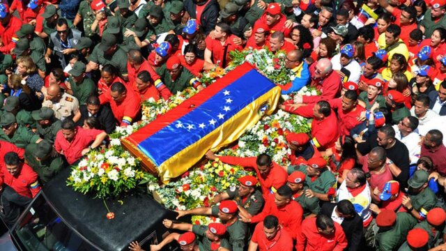 Fallece a causa de cáncer y deja a cargo la presidencia al vicepresidente Nicolas Maduro