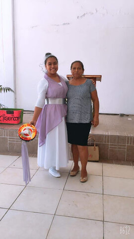 Entre a  danza de panderos en la iglesia