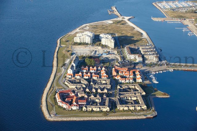 run 2 laps around Ön