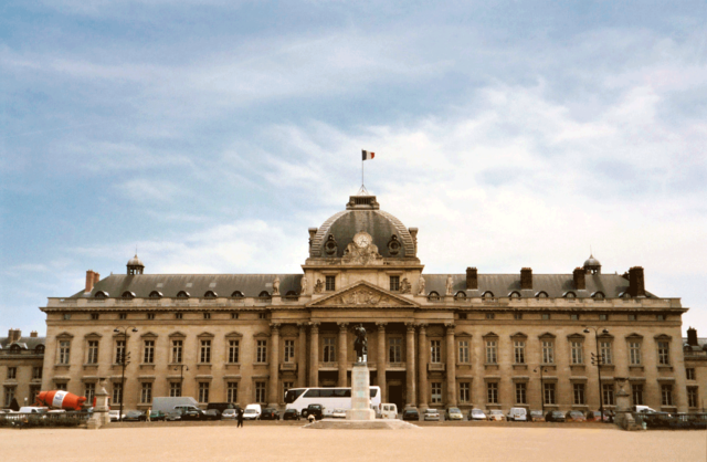 Entra en la escuela Real Militar de Paris