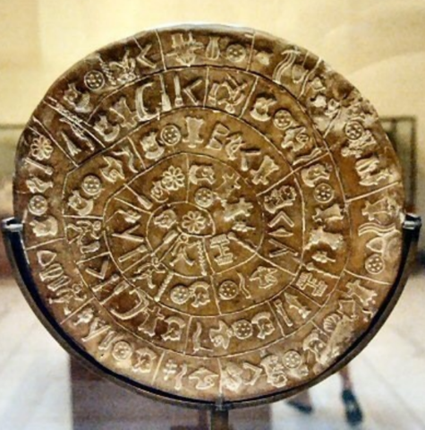 Disco de Faistos, 1850 a 1650 a.C, Palacio de Faistos, Creta. Museo de Heraklion. Cuenta con 241 fichas, que contienen 245 signos distintos, realizados presionando "sellos" jeroglíficos en un disco de arcilla blanda y en espiral hacia el centro del disco.