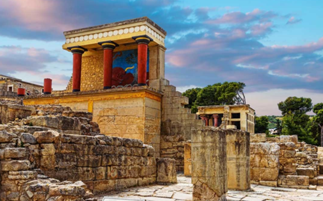 Palacio de Cnossos, 1500-1400 a.C., Creta. Minoico Reciente. Su estructura laberíntica se relaciona con el laberinto del Minotauro. En él se encuentran las sedes administrativas, residencia palacial y zonas de carácter económico (almacenes).
