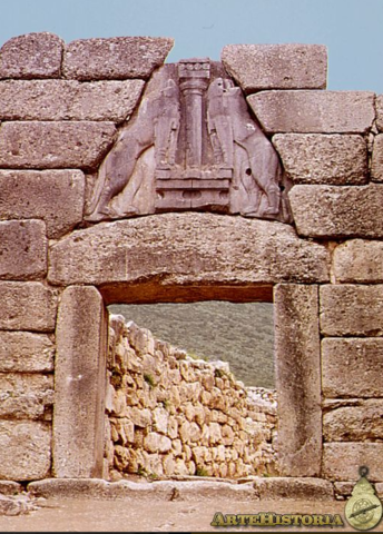 Puerta de Los Leones de Micenas, s. XIII a.C. En la tradición minoica leones o grifos heráldicos vigilaban los altares de la diosa de los animales; para la micénica, felinos y columnas son símbolo político y sagrado del lugar que protegen.