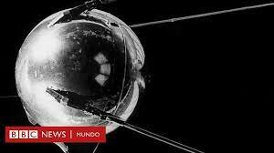 La URSS lanzó el primer satélite artificial de la historia.