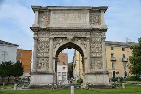 Arco de Trajano de Benevento. Arco triunfal dedicado a Trajano con ocasión de la apertura de la vía Trajano.