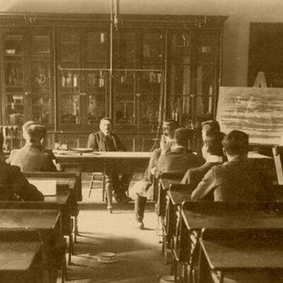 Timeline: Infancia y educación, una mirada hacia el pasado.