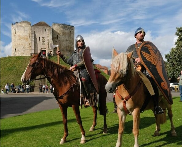 Harold arrived near Hastings with his army.