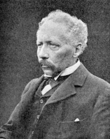 William Bateson la estableció definitivamente como una enfermedad mendeliana autosómica dominante.