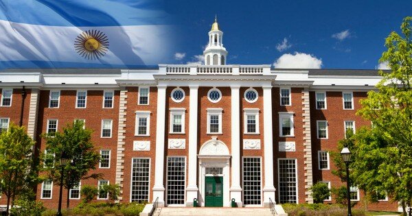 En el territorio del actual Estados Unidos de Norteamérica (EUA), abren Harvard.