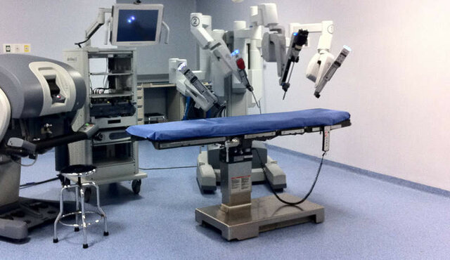 La cirugía laparoscópica robotizada empezó en Los Angeles California.