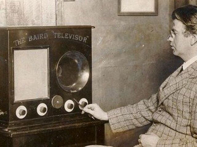 Uso del primer aparato de televisión
