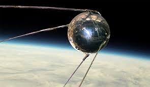 Se puso en orbita el primer satélite artificial.