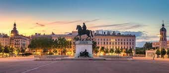 La compagnia inizia a trovare successo a Lione