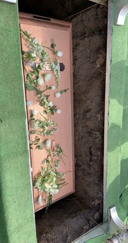 My uncle passed away with limited people at his funeral