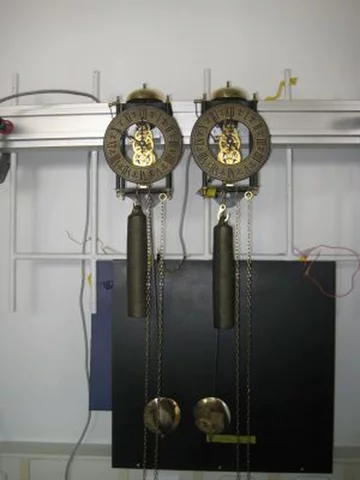 Huygens dissenya el rellotge de pèndul