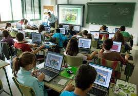 LA ESCUELA Y EL USO DE LAS TIC