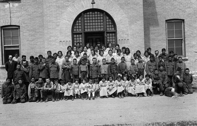 Instauration officielle des pensionnats autochtones