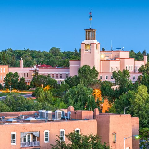 Juan Martinez de Montoya founds the Santa Fe settlement