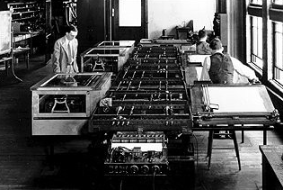 Se inventó una maquina analógica que utilizaba circuitos eléctricos.