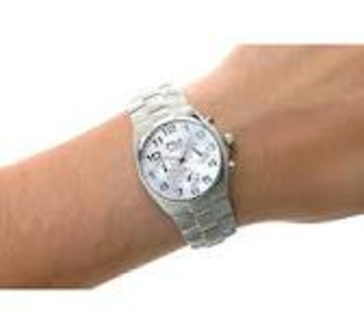 1707 - O físico inglês John Floyer inventa o relógio de pulso.