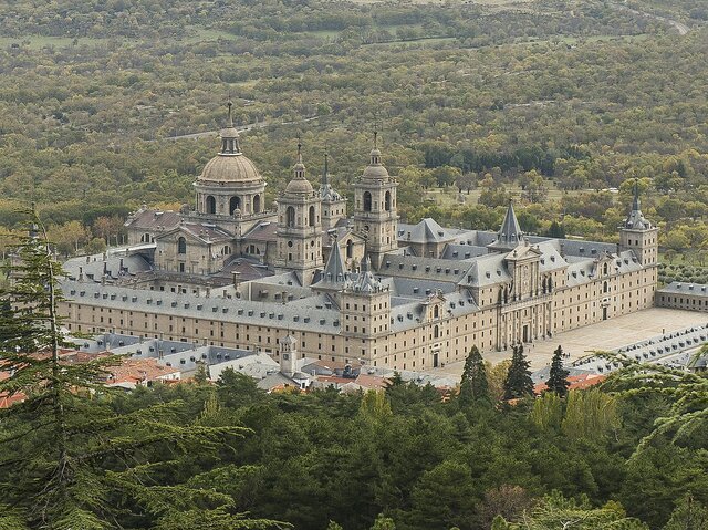 Felip II encarrega la construcció d'El Escorial