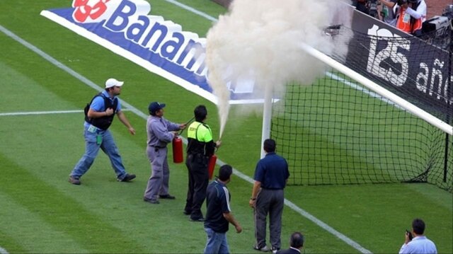 La selecció mexicana enfronta a el Salvador a l'estadi Asteca amb un atac d'abelles.