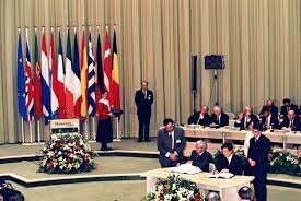 European heads of state sign the Maastrich Treaty EU