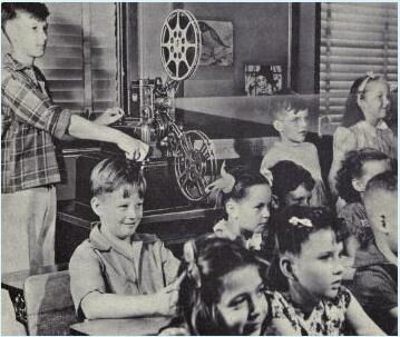 Inicio de la Era Audiovisual con el Proyector de Filminas. Pocos después llegan a los hogares los televisores entre el 1940-1950