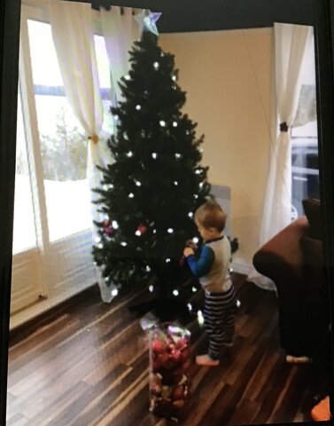 Moi avec le sapin de Noël