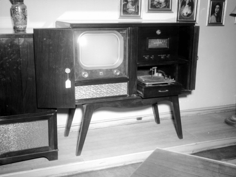 Uso del primer aparato de televisión