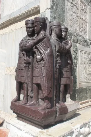 Dos emperadores abrazados