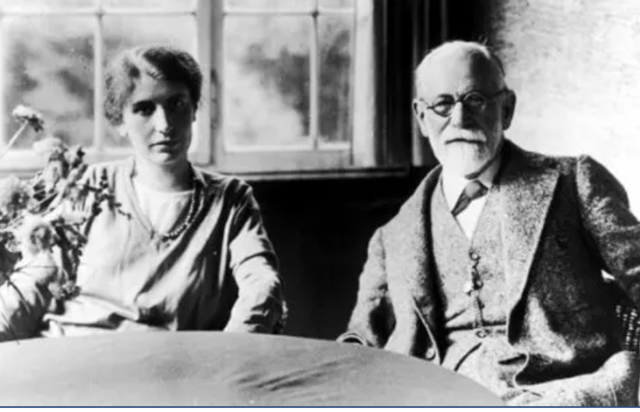 Nasce Anna Freud