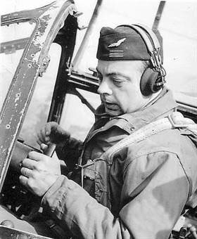 il sert dans l'armée de l'air, affecté à une escadrille de reconnaissance aérienne.