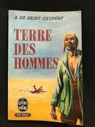 Il publie "Terre des hommes", et reçoit le grand prix du roman de l'Académie française.