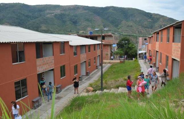 ENTREGA DE VIVIENDAS Y CENSOS POSTERIORES