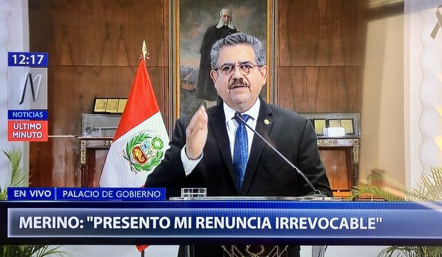 Merino renuncia a la presidencia