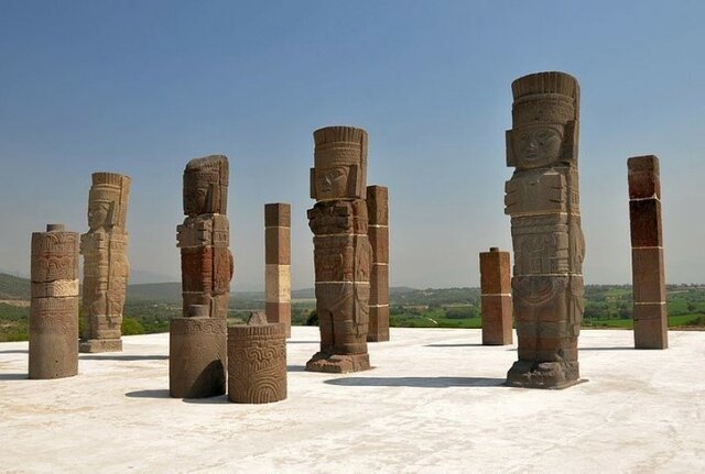 Gigantes pintados (Toltecas)
