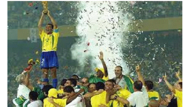 Brasil ganha a Copa do Mundo de futebol da FIFA.