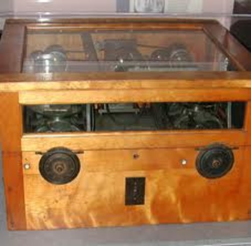 Vannevar Bush builds the differential analyzer at M.I.T.